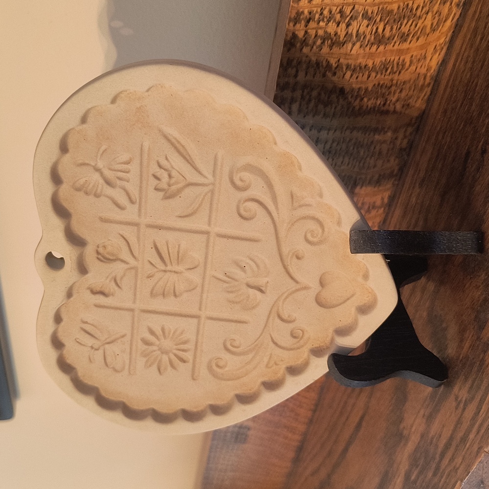Vintage Gardens Of The Heart Cookie Mold - Picture 5 of 16